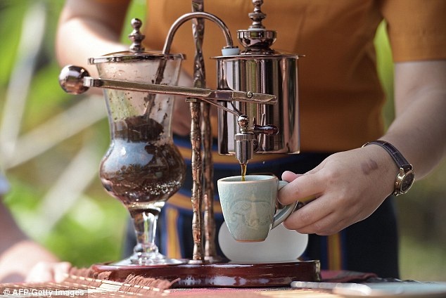 Thưởng thức cafe phân voi “sang chảnh” nhất thế giới
