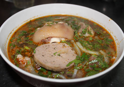 Bún bò vỉa hè lựa chọn ẩm thực đêm Sài Gòn