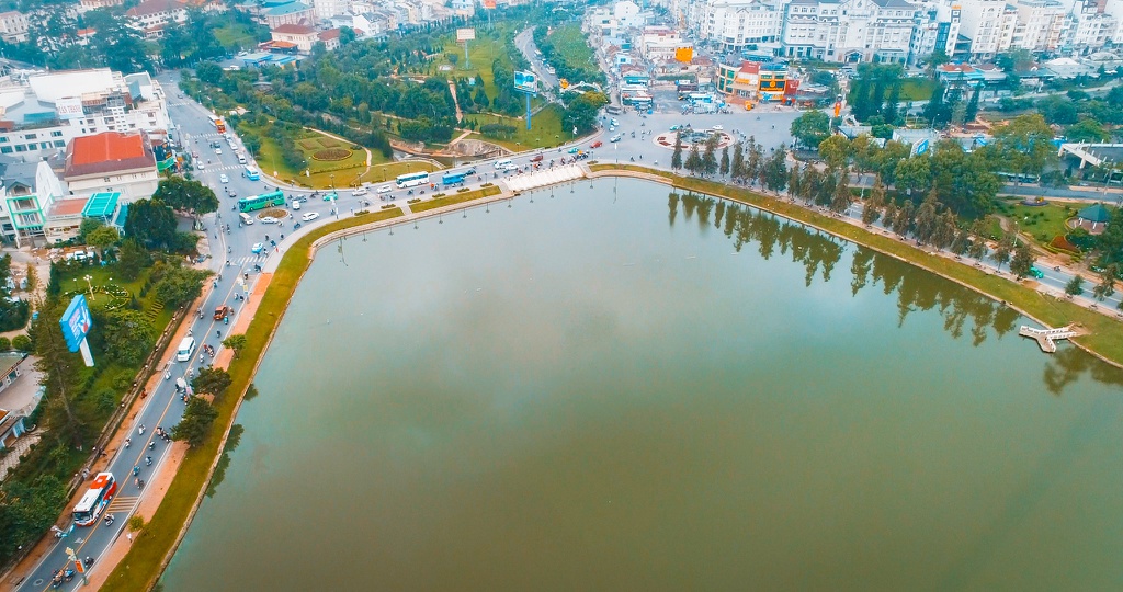 Bằng flycam, thành viên Nguyễn Ngọc Hùng đã ghi lại những khoảnh khắc đẹp của thành phố sương mờ với lăng kính mới lạ. Trên ảnh là một góc của thành phố Đà Lạt (Lâm Đồng) cùng hồ Xuân Hương thơ mộng. Đây là hồ nhân tạo lớn và nổi tiếng của Đà Lạt, đi qua nhiều địa danh như vườn hoa thành phố, công viên Yersin, đồi Cù, quảng trường Lâm Viên...