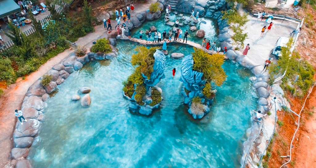 Đặc biệt, hồ Vô Cực là điểm check-in mới nhất nằm trong khu vực đường hầm đất sét. Khu tiểu cảnh đẹp mắt gồm 2 bức tượng khổng lồ chính giữa, hướng mặt vào nhau hiện lên ấn tượng qua ảnh chụp trên cao.