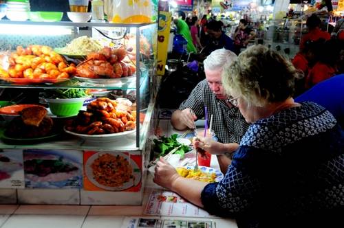Chợ Bến Thành - chợ nổi tiếng Sài Gòn với nhiều món ăn vặt