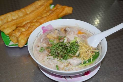 Chợ Bàn Cờ quận 3 - chợ nổi tiếng Sài Gòn bán bún và bánh cuốn
