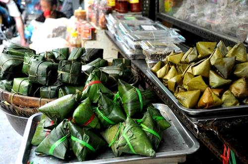 Các gian hàng bánh ú và mì Quảng tại chợ Bà Hoa