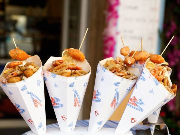 Pesce fritto al cono - món ăn đường phố Italy gồm các loại hải sản tươi chiên giòn đựng trong phễu giấy