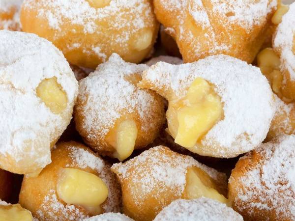 Bánh Zeppole - món ăn đường phố Italy có nguồn gốc từ Naples