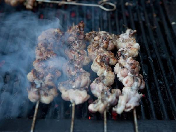 Stigghiola - món ăn đường phố Italy là ruột cừu dê hoặc gà nướng