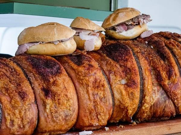 Panino con porchetta - món ăn đường phố Italy phổ biến ở Umbria Tuscany
