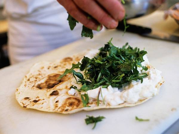 Piadina - món ăn đường phố Italy chay làm từ bánh mì dẹt