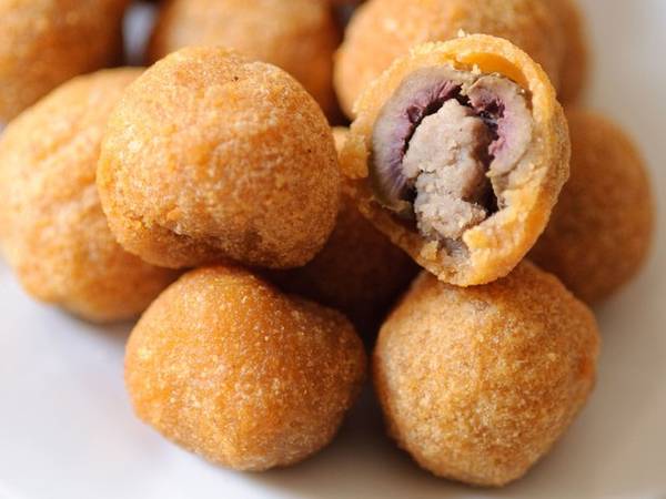 Oliive all’ascolana là món bánh tròn với lớp bột mì giòn tan bên ngoài, bên trong là thịt xay tẩm ướp gia vị hoặc phô mai.