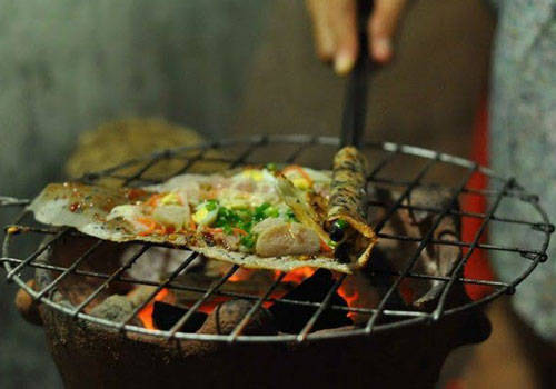Bánh tráng nướng mắm ruốc thơm lừng khi ăn vặt đảo Bình Ba