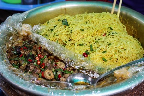 Món bún nghệ lòng lợn ngon tại Huế