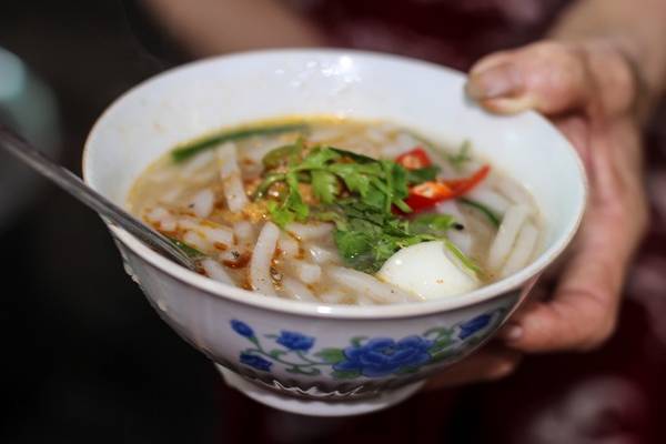 Bánh canh cua nóng hổi chợ Đông Ba