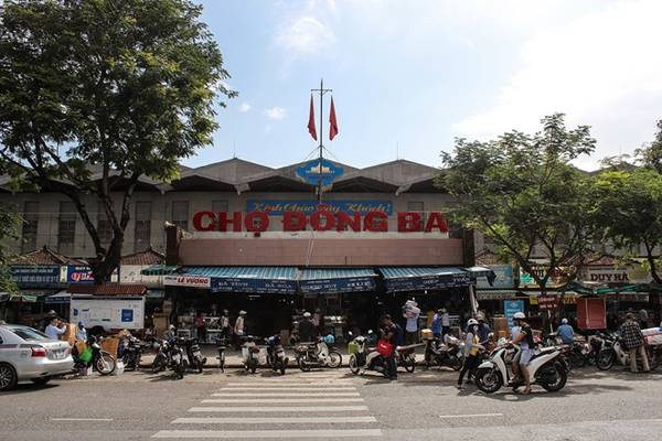 Chợ đã có hơn 100 năm tuổi, có nhiều mặt hàng để du khách phương xa mua về làm quà.