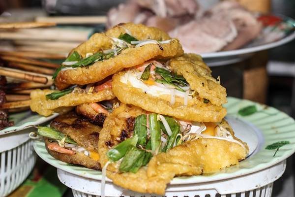 Bánh khoái cũng là món ăn lâu đời ở Huế. Nhân bánh gồm có tôm, giò sống, trứng gà, thịt ba chỉ và bột bánh được pha khéo léo để khi tráng bánh vừa giòn, thơm, dẻo. Bánh khoái cũng là món ăn lâu đời ở Huế. Nhân bánh gồm có tôm, giò sống, trứng gà, thịt ba chỉ và bột bánh được pha khéo léo để khi tráng bánh vừa giòn, thơm, dẻo.