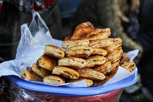 Bánh pate chaud ngon tuyệt với nhân thịt, bán gần cổng chợ, giá 5.000đồng một chiếc.
