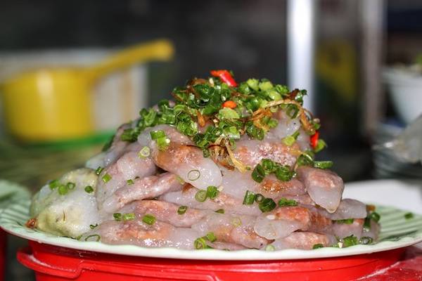 Bánh bột lọc có hai loại mặn, ngọt. Bánh mặn được làm bằng nhân tôm hoặt thịt ba chỉ với nấm mộc nhĩ, còn bánh ngọt làm bằng nhân đậu xanh (thường gọi là bánh chay).