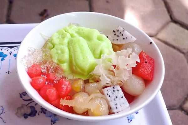 Chè pudding Hà Nội với trân châu và hoa quả