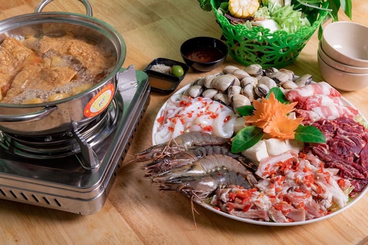 Lẩu và đồ nướng chảo trên phố không ngủ Hà Nội