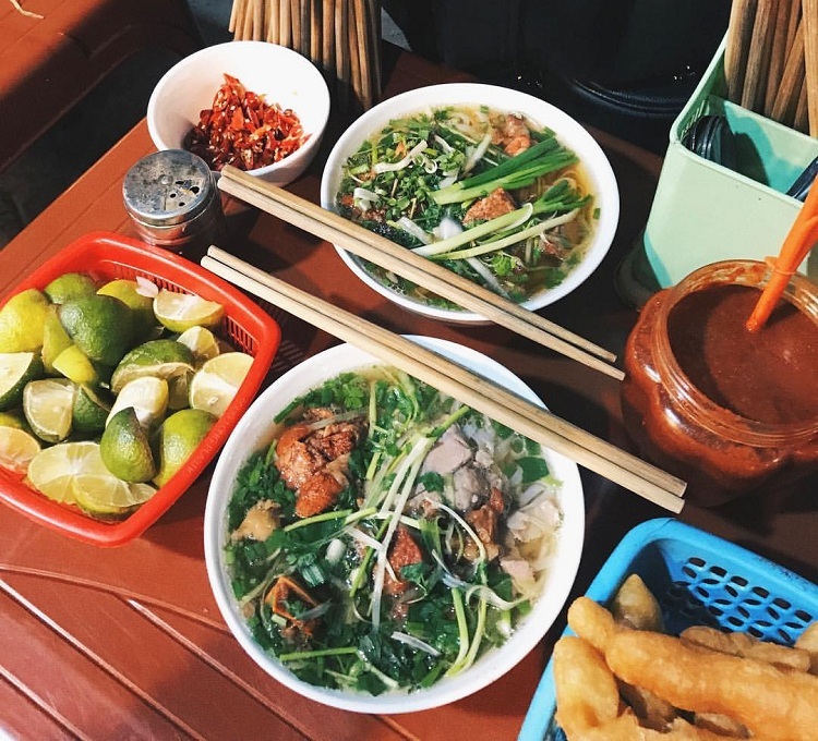 Phở bò sốt vang phố không ngủ Hà Nội