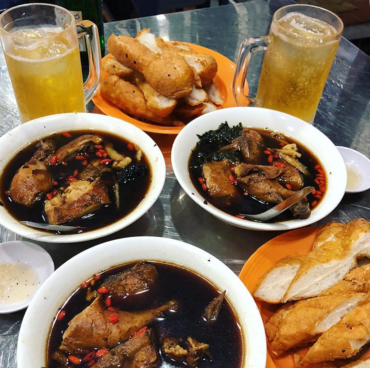 Gà tần và bánh mì mật ong Hà Nội