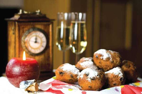 Ba Lan, Hungary và Hà Lan thường ăn bánh donut. Ngoài ra, Hà Lan còn có olie bollen, một loại bánh nướng hình tròn, với nhân táo, nho khô hoặc lý chua. Ảnh: Oliebollenzoetermeer.