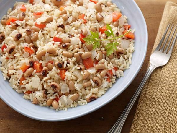 Ở miền Nam nước Mỹ, người dân thường ăn món Hoppin’ John làm từ đậu mắt đen hoặc đậu đũa. Truyền thống này có nguồn gốc từ thời Nội Chiến, khi thị trấn Vicksburg (Mississippi) cạn kiệt lương thực lúc bị tấn công. Các cư dân tìm được đậu mắt đen để sống sót, từ đó loại đậu này được coi là đem lại may mắn. Ảnh: Foodnetwork.