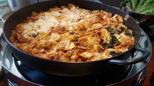 Một chảo gà xào bắp cải phô mai cho 2 – 3 người ăn có giá 300.000 đồng, tuy nhiên chắc chắn bạn sẽ cần thêm người “hỗ trợ” để ăn hết suất bé nhất này. Ảnh: Mr. Dakgalbi