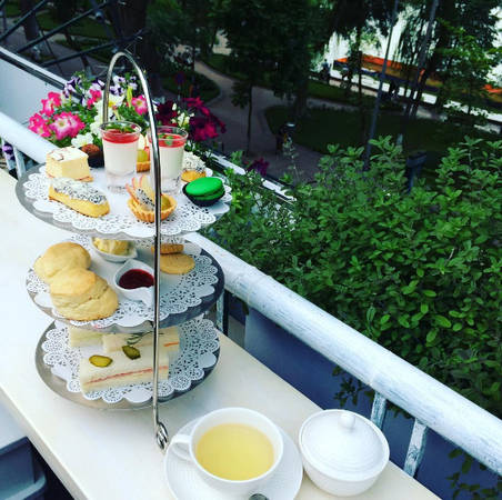 Chi tiết bàn trà Rewind Tea House Hà Nội