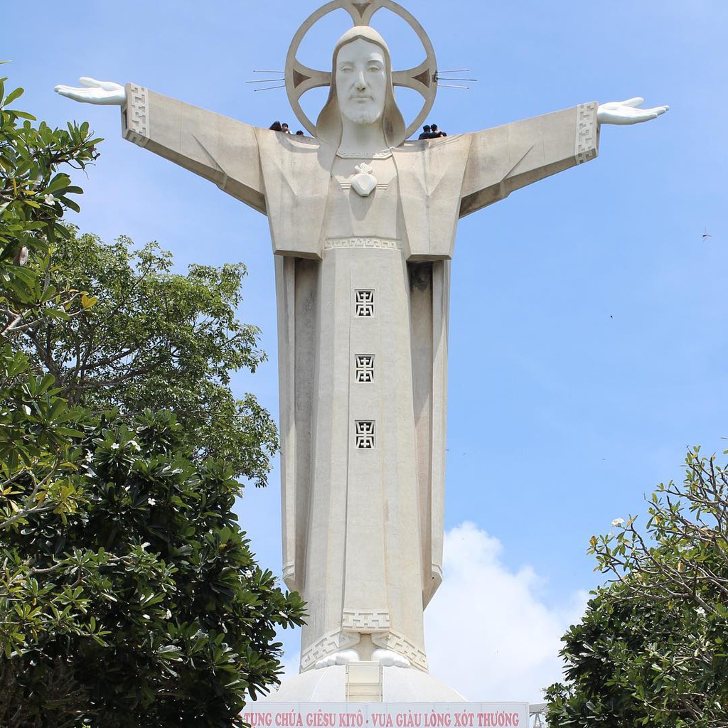Tượng Chúa Kito dang tay gần hải đăng Vũng Tàu là điểm sống ảo Vũng Tàu tương đồng với Rio de Janeiro. Ảnh: Xtine818.