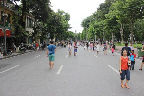 Phố đi bộ Hà Nội quanh hồ Gươm mở cửa cuối tuần