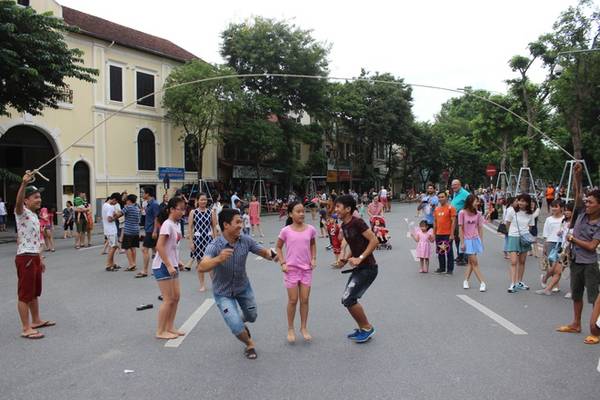 Trò chơi dân gian Hà Nội thu hút người tham gia