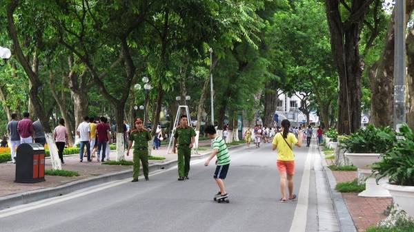 Trong suốt thời gian tổ chức phố đi bộ, lực lượng công an thường xuyên đi tuần để đảm bảo an ninh trật tự. Các điểm trông xe do đoàn thanh niên công an đảm nhiệm còn trống nhiều chỗ, trong khi buổi tối thường hết sớm. Phí gửi xe là 2.000 - 3.000 đồng (ngày) và 3.000 - 5.000 đồng (tối).