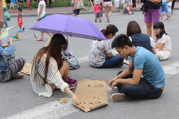 So với buổi tối, phố đi bộ ban ngày thoáng, rộng do vắng người hơn. Người đi bộ có nhiều không gian chơi, chạy, nhảy hoặc tham gia các trò chơi.