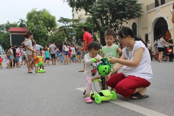 Nhiều phụ huynh đưa con ra tập xe đạp. Tại đây xuất hiện một số dịch vụ tự phát như cho thuê xe đạp, xe điện 2 bánh tự cân bằng. Theo lãnh đạo quận Hoàn Kiếm, để đảm bảo an ninh trật tự không gian đi bộ hồ Gươm, quận sẽ đưa ra quy định quản lý và chế tài xử phạt các trường hợp vi phạm.