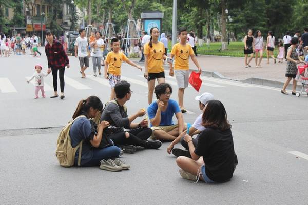 Ngoài khu vực hồ Gươm và vùng phụ cận, các phố đi bộ Hàng Đào - Đồng Xuân và khu bảo tồn cấp 1 (gồm Hàng Buồm, Hàng Giầy, Lương Ngọc Quyến, Mã Mây, Đào Duy Từ, Tạ Hiện) không cấm ôtô, xe máy lưu thông vào ban ngày.
