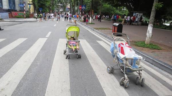 Một số phụ huynh còn an tâm để xe nôi của con giữa lòng đường.