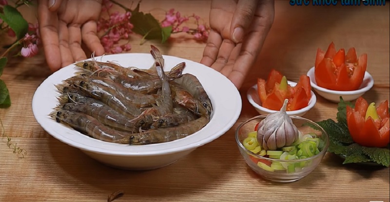 Sơ chế tôm cho món tôm rim