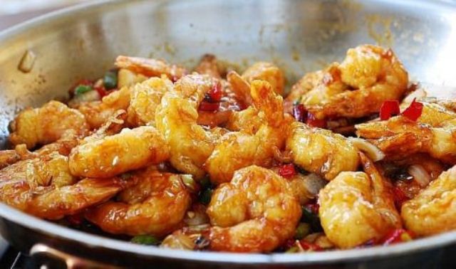 Rim tôm trong cách nấu tôm rim đơn giản