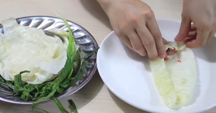 Bắp cải cuộn thịt hấp sau khi trộn nhân