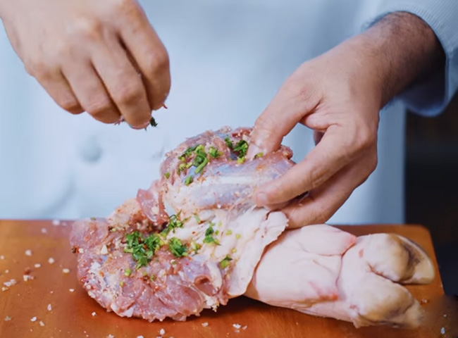 Ướp chân giò rút xương chiên giòn