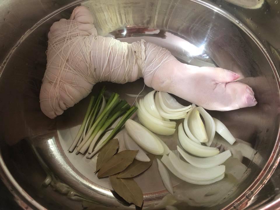 Hấp chân giò rút xương chiên giòn