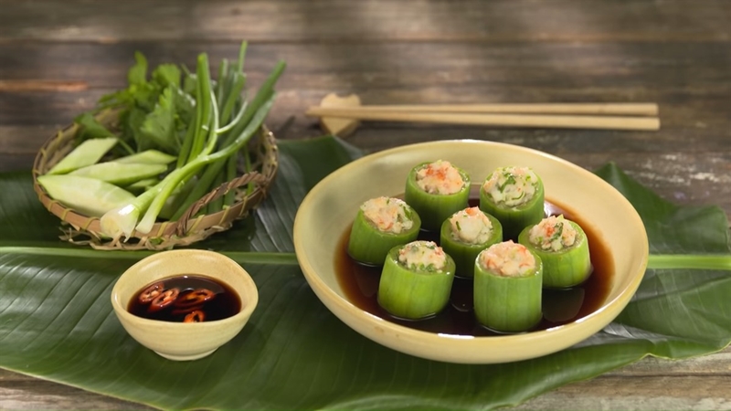 Mướp nhồi tôm thịt hấp chín trên xửng với nước sốt