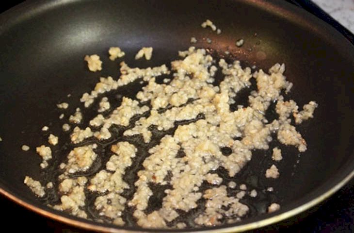Hoàn thiện món tép cháy tỏi thơm lừng