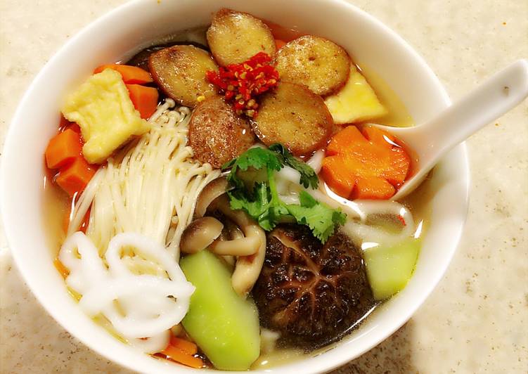 Tô bánh canh chay thơm ngon có thể thêm nhiều nguyên liệu khác tuỳ ý thích của bạn.