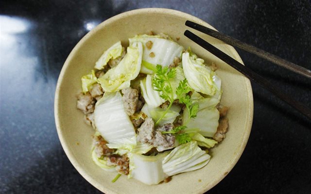Món cải thảo xào thịt bằm hoàn thiện