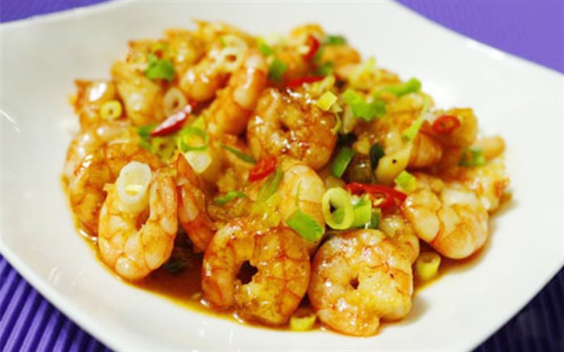Món tôm rang tỏi hoàn thiện đậm đà