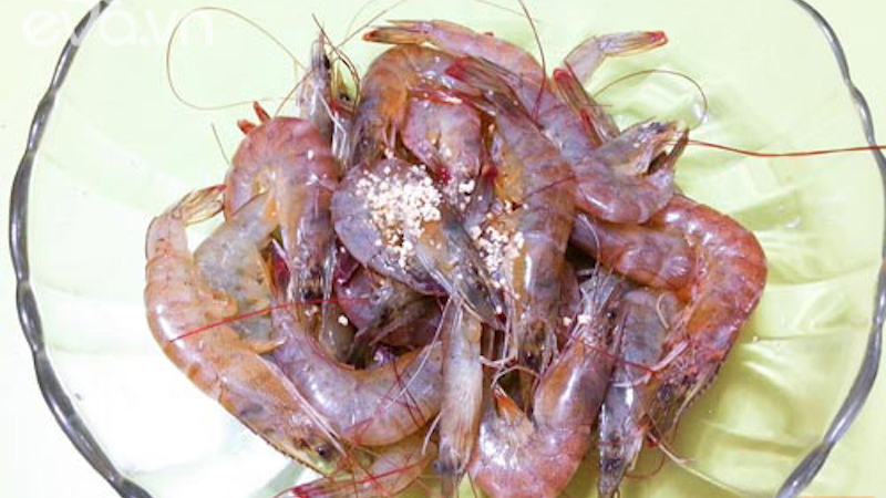 Tôm rang tỏi thơm ngon sau khi sơ chế