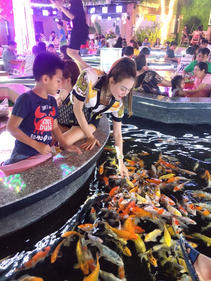 Không gian King Koi Coffee Garden quán café cá Koi Sài Gòn
