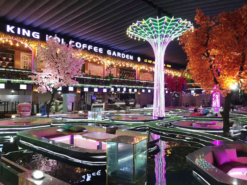 Hồ cá Koi tại King Koi Coffee Garden Sài Gòn