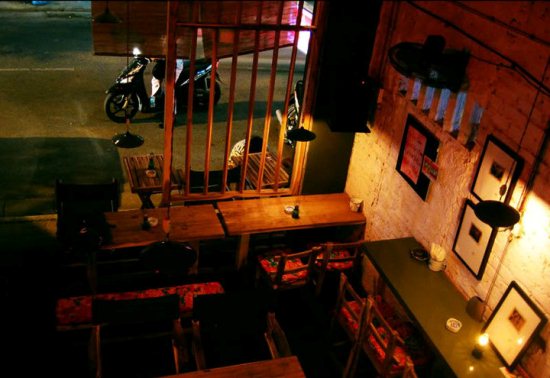 Thưởng thức cafe nâu nóng tại Cộng Cafe Hà Nội